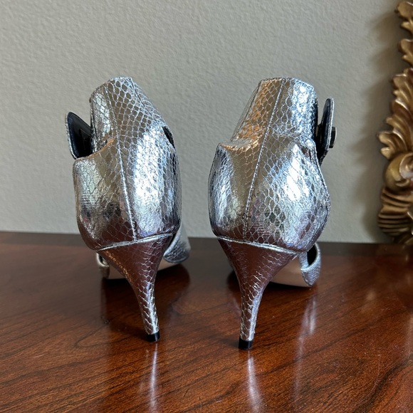 Nicole Miller embossed snake skin silver ankle strap heels - Picture 3 of 6